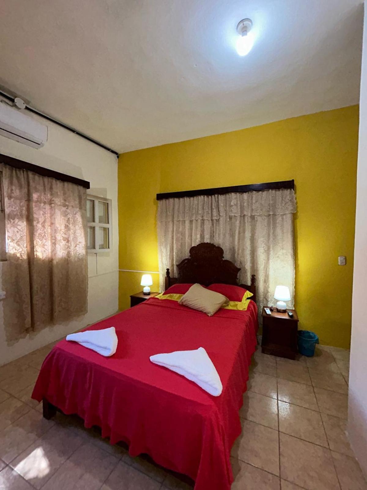 Casa Maya Itza Flores Exteriör bild