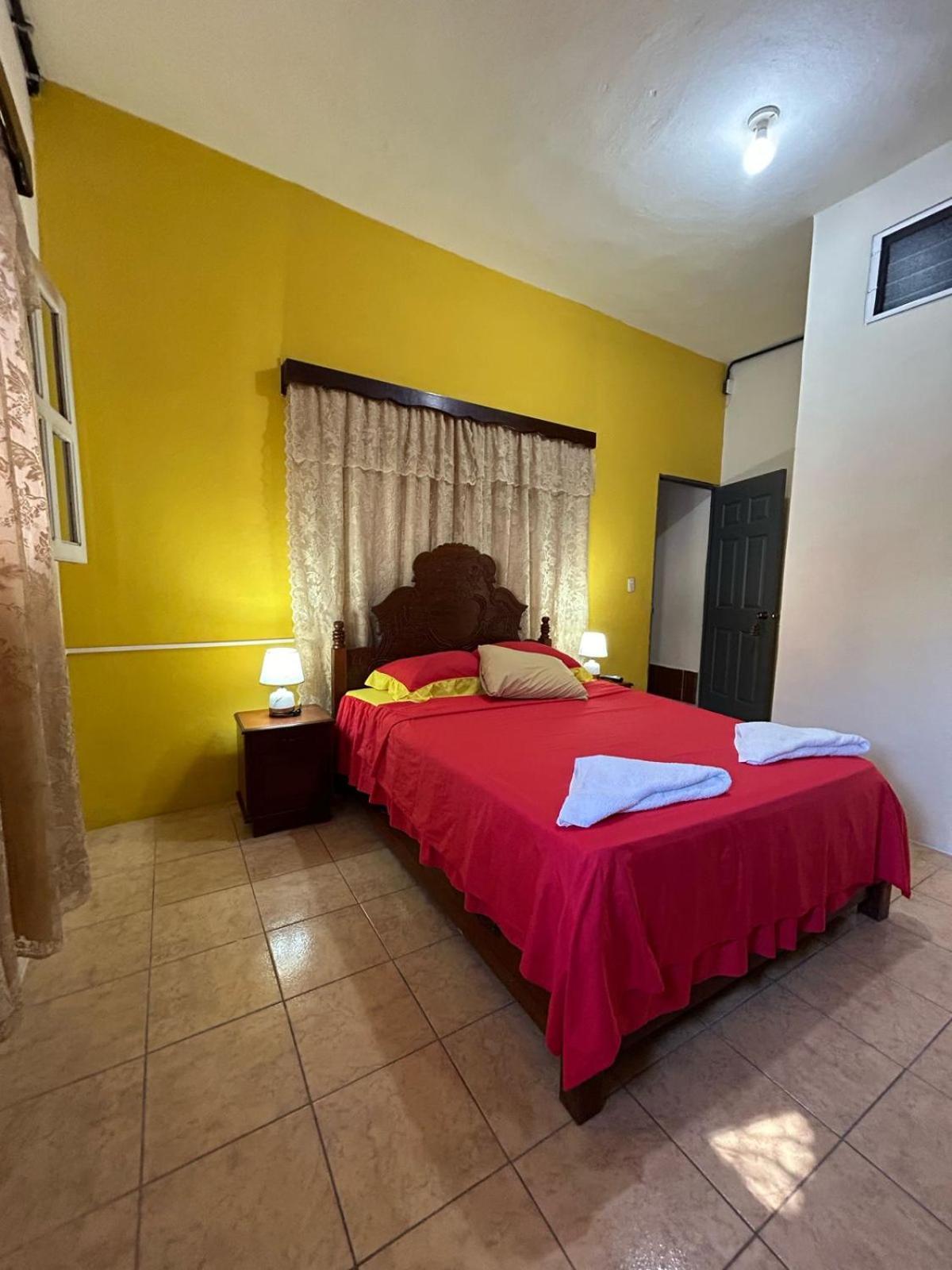 Casa Maya Itza Flores Exteriör bild