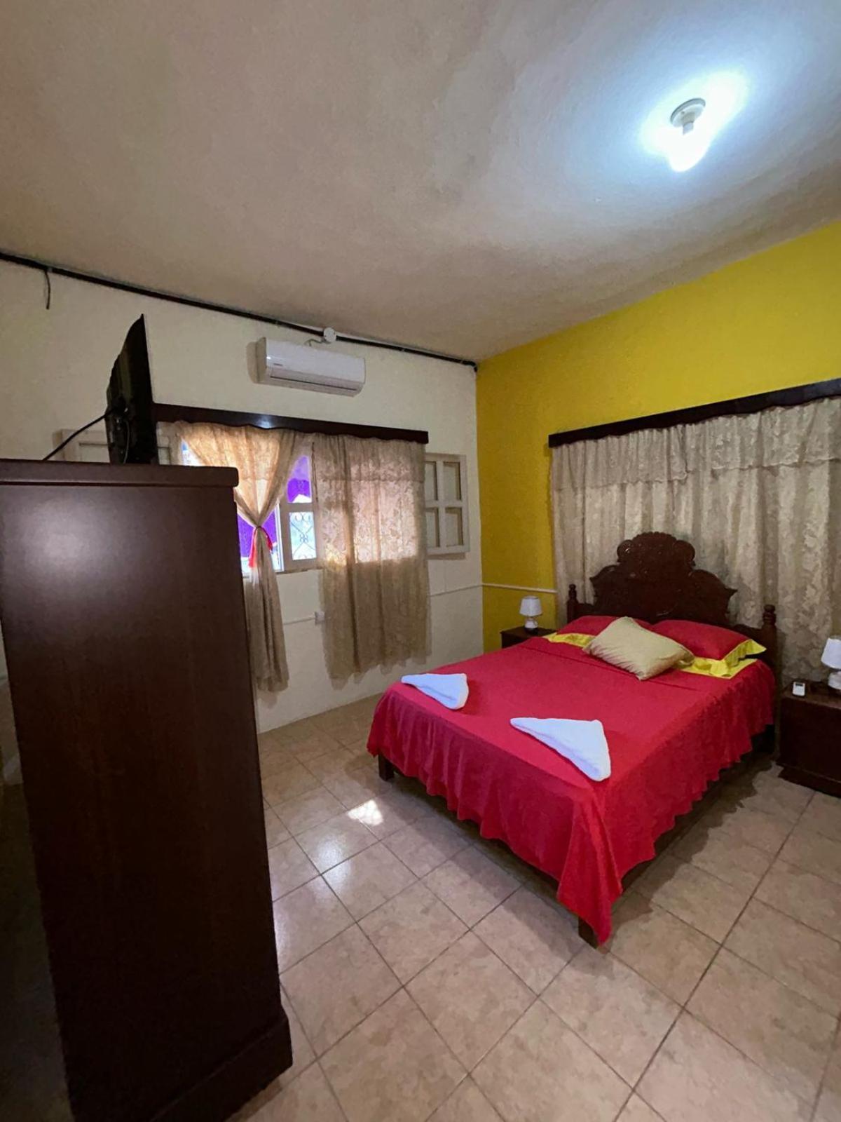 Casa Maya Itza Flores Exteriör bild