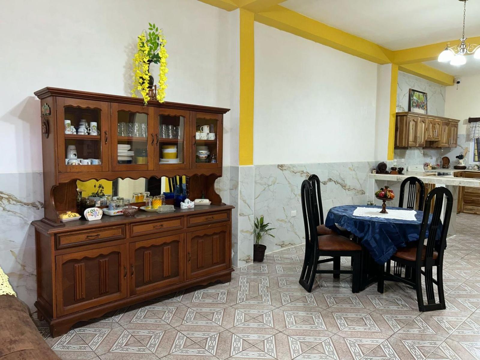 Casa Maya Itza Flores Exteriör bild