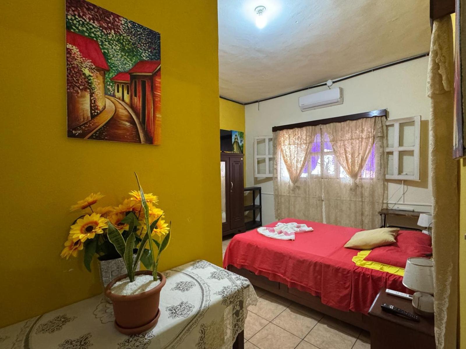 Casa Maya Itza Flores Exteriör bild
